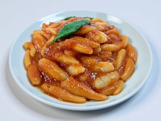 cavatelli al sugo + acqua piccola