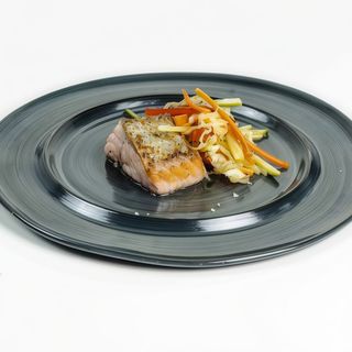 Salmone arrosto, verdure al salto e kefir