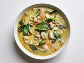 105.Curry verde thailandese con pollo o manzo