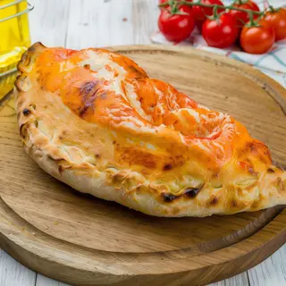 Calzone pomodoro e mozzarella