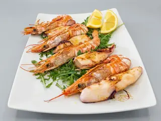 Gamberi e calamari alla griglia