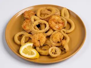 Fritto di gamberi e calamari