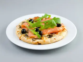 Focaccia salmone, rucola e pachino