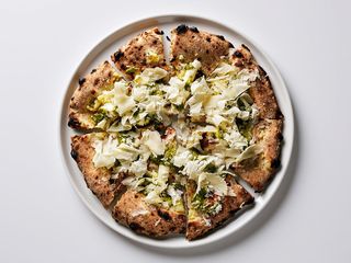 Patate schiacciate, pesto e crescenza