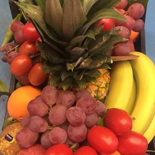 Cesto regalo con frutta e verdura di stagione