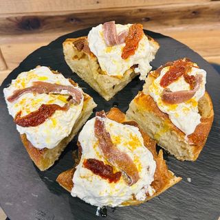 Padellino con stracciatella, alici, pomodori secchi e bottarga