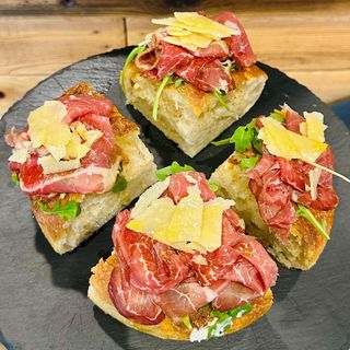 Padellino con carpaccio di black Angus, rucola e grana