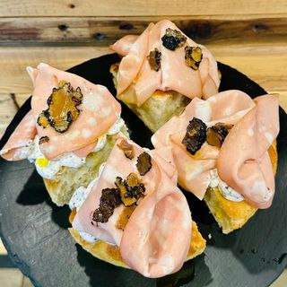 Padellino con mortadella e ricotta al tartufo e scaglie di tartufo