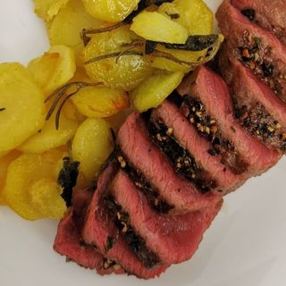 Tagliata di manzo con patate forno 