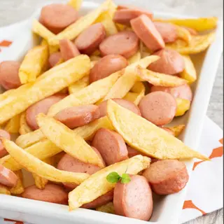 PORZIONE DI PATATINE FRITTE E WÜRSTEL CON CHEDDAR 