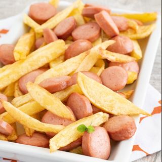 PORZIONE DI PATATINE FRITTE E WÜRSTEL CON CHEDDAR 