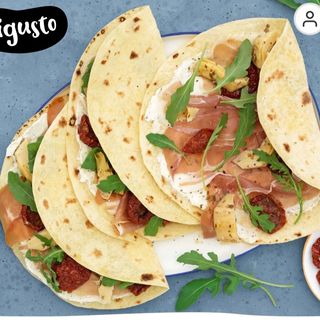 PIADINQ CON CRUDO PROVOLA E RUCOLA