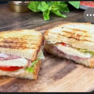 ZINGARA CON PATATINE FRITTE PROVOLA E SALSICCIA