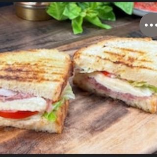 ZINGARA CON PATATINE FRITTE PROVOLA E SALSICCIA