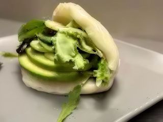 Bao all'avocado e verdure fresche