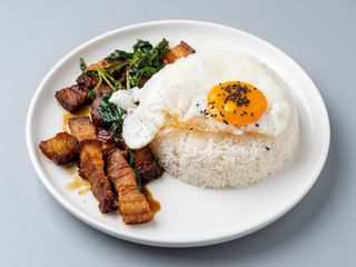 Pancetta croccante con uovo e riso