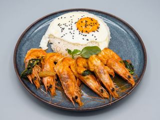 Gamberi saltati all’olio d’oliva con riso bianco e uovo fritto