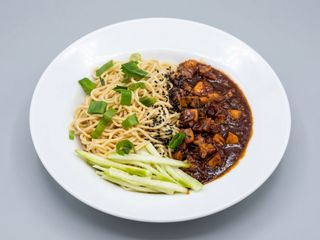 Spaghetti ai fagioli neri con pancetta di maiale