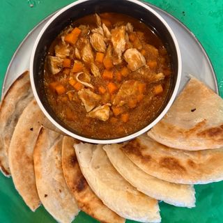 Pollo dell’Est alle spezie con pane indiano