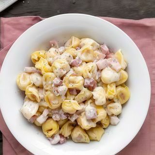 Tortellini panna e prosciutto