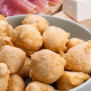 Coccoli con prosciutto e stracchino