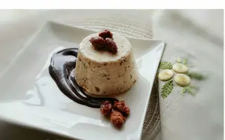Parfait di mandorla con cioccolata calda