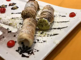 Dessert cannolo di pizza