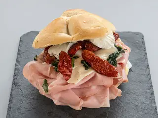 Mortadella, pecorino e pomodori secchi