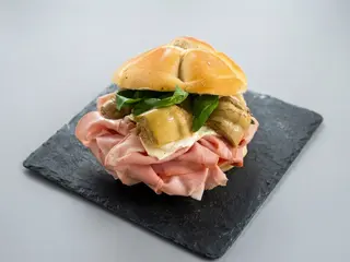 Mortadella, carciofi, provola