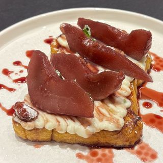 French toast con ricotta dolce, riduzione di vin brulé, pere cotte e mandorle