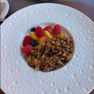 Yogurt con granola fatta in casa e frutta di stagione