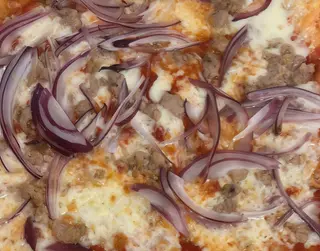 Pizza tonno cipolla e fagioli