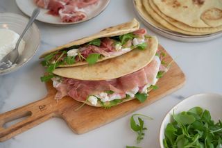 Piadina con mozzarella, rucola e prosciutto crudo