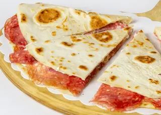 Piadina con mozzarella e salame