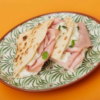 Piadina con mozzarella e mortadella