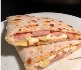 Piadina con mozzarella e wurstel