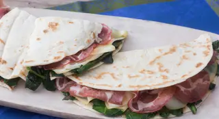 Piadina con mozzarella e coppa grana