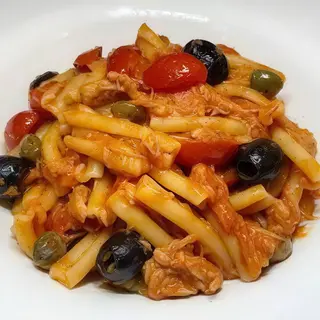 Casarecce al tonno, olive e capperi