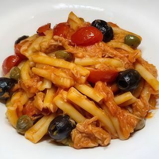 Casarecce al tonno, olive e capperi