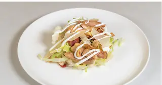 Insalata con pollo, pancetta e parmigiano