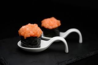 91. Gunkan spicy salmon
