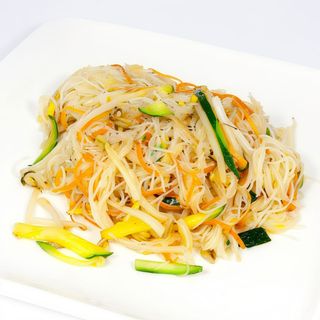 Spaghetti di riso e verdura