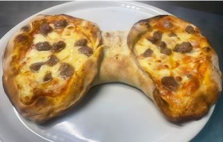 Calzone aperto salsiccia toscana e scamorza