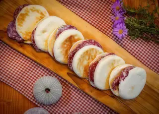 Tigelle con salame piccante