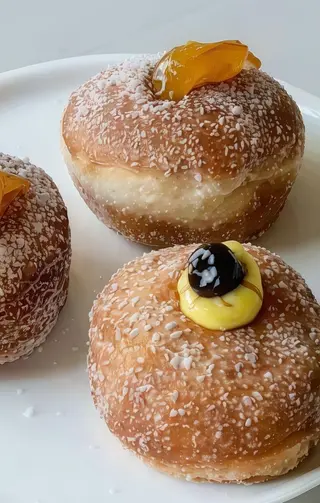 Bombolone alla crema e amarena