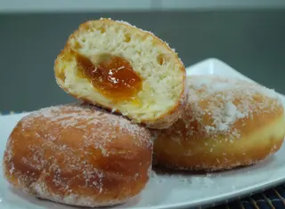 Bombolone alla marmellata di albicocca