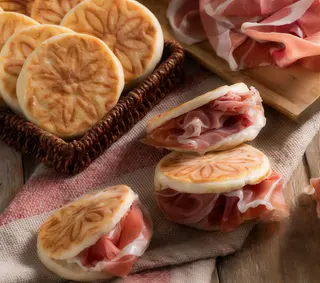 Tigelle con prosciutto crudo