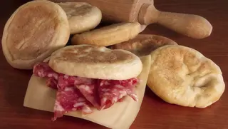 Tigelle con salame dolce