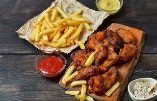 Alette di pollo con patatine