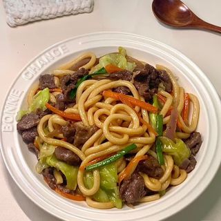 206 - UDON SALTATO CON MANZO